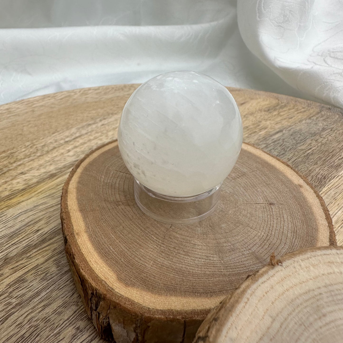 Mini Sphère Sélénite – Apaisement & purification vibratoire (Réf. 219)
