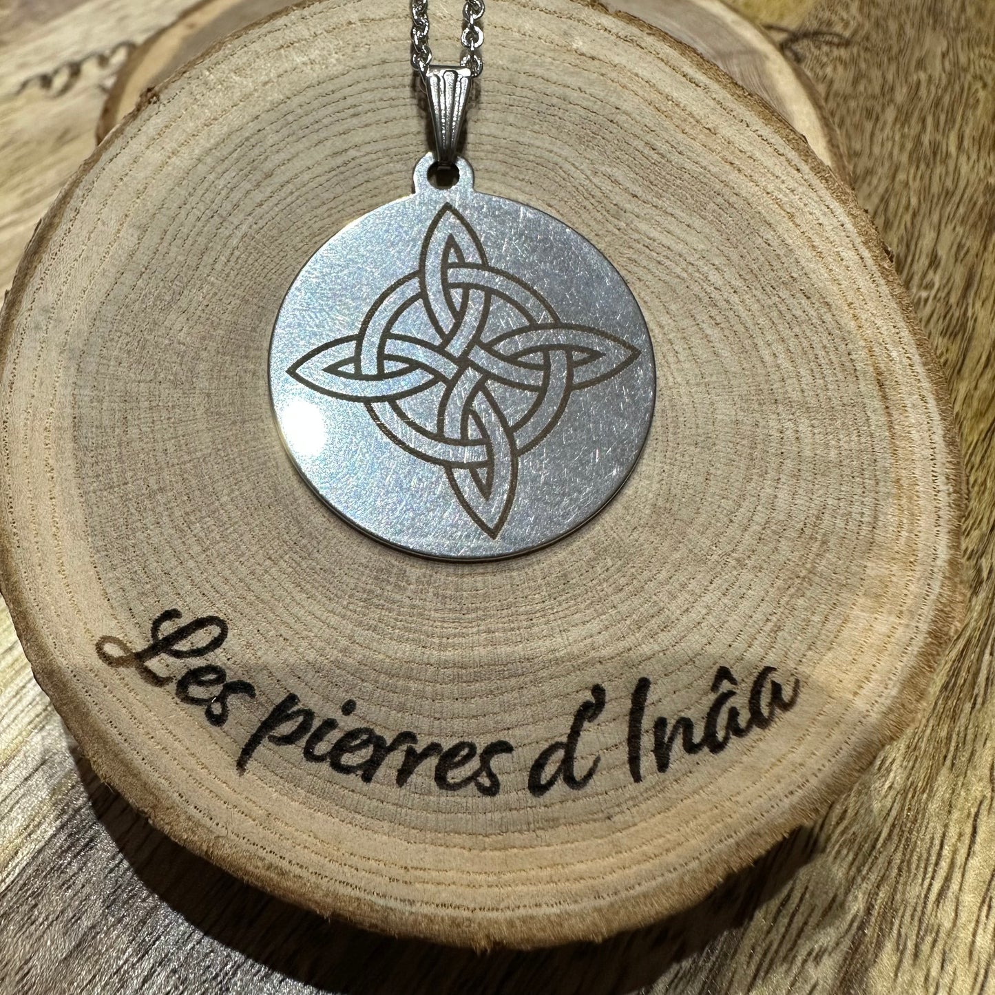Pendentif Acier Inoxydable – Nœud de Sorcière Argenté – Protection ésotérique et équilibre énergétique