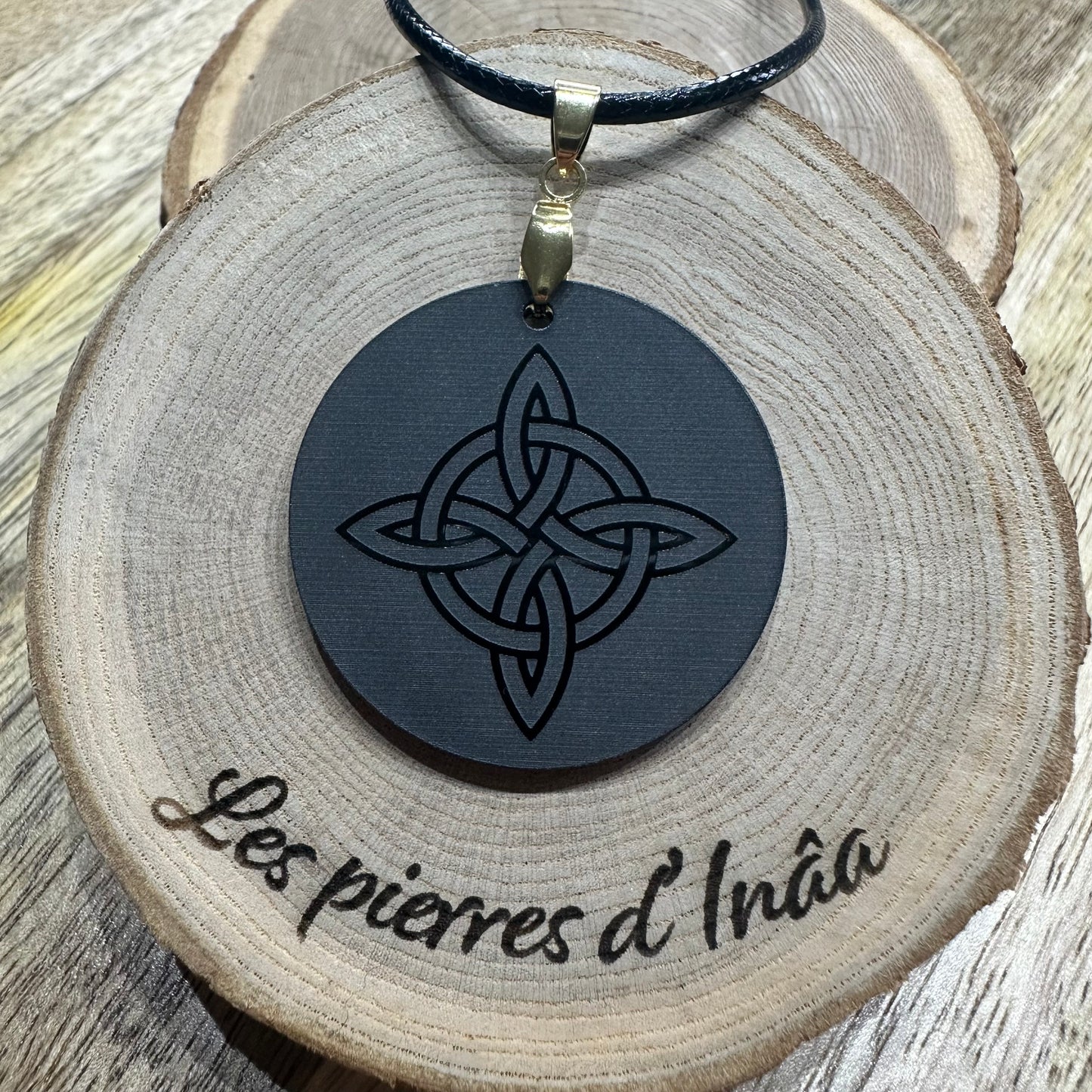 Pendentif Acrylique – Nœud de Sorcière – Symbole de protection et d’équilibre