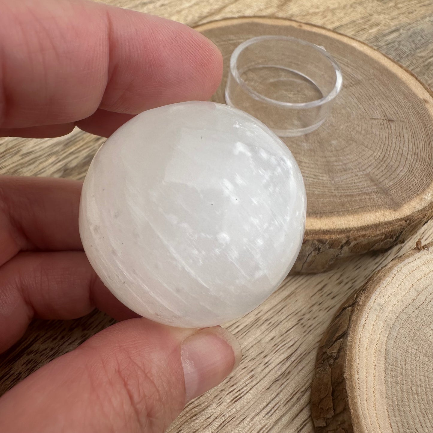 Mini Sphère Sélénite – Apaisement & purification vibratoire (Réf. 219)