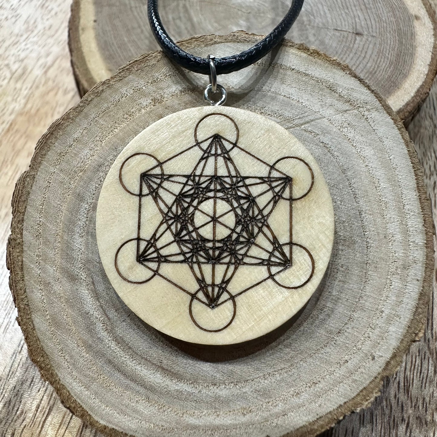 Pendentif Bois – Cube de Métatron – Protection énergétique et géométrie sacrée