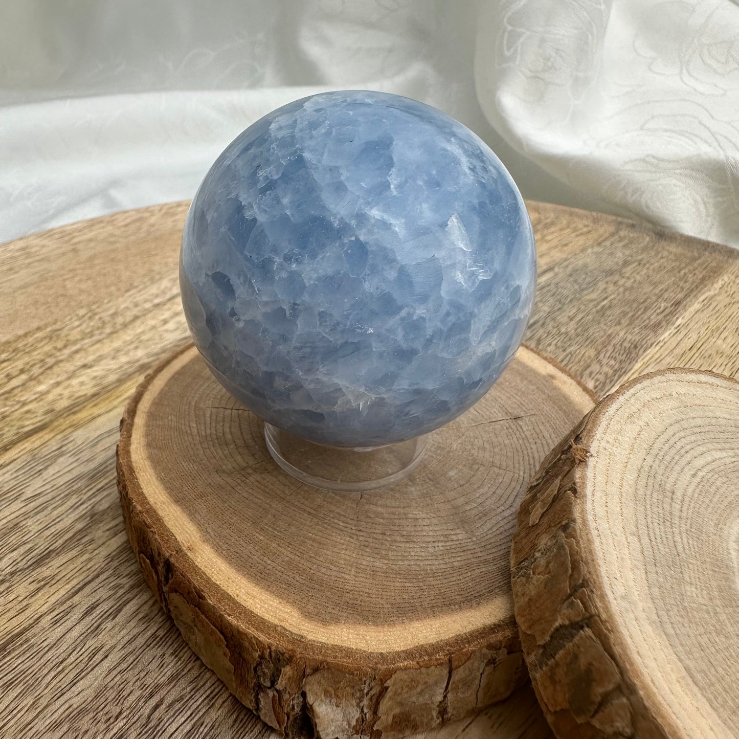 Sphère Calcite Bleue avec socle – Apaisement & protection énergétique (Réf. 230)