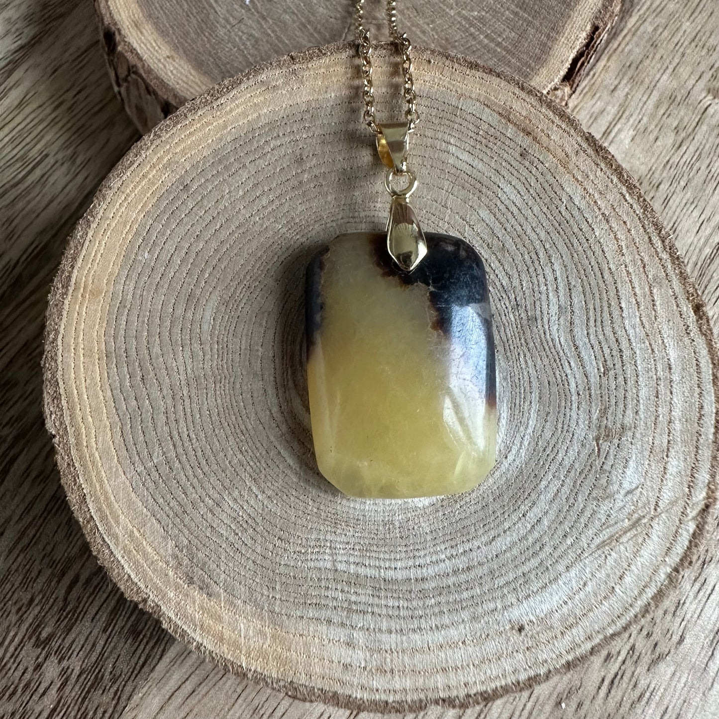 Pendentif en Septaria – Pierre de libération émotionnelle et d’harmonisation du plexus solaire | Réf. 387