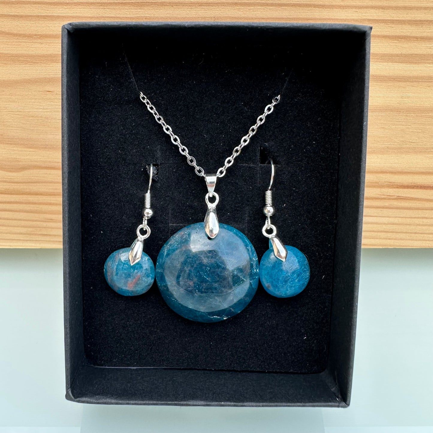 Parure Apatite Bleue – Boucles d’oreilles & Pendentif (Réf. 237)