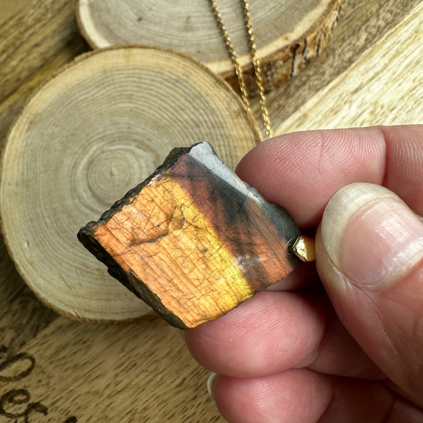 Pendentif Labradorite BRUT – Protection, Intuition et Bouclier énergétique (REF 213 )