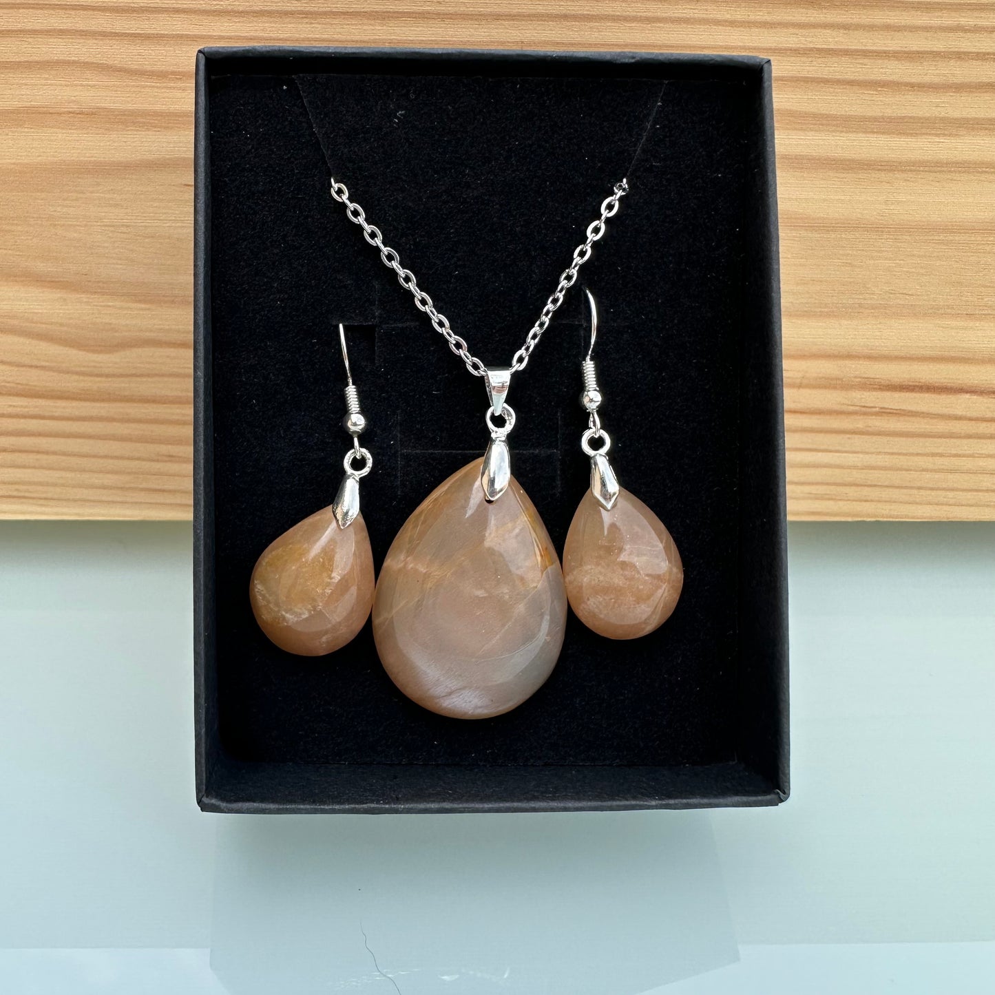 Parure Pierre de Lune Orange – Boucles d’oreilles & Pendentif (Réf. 235)