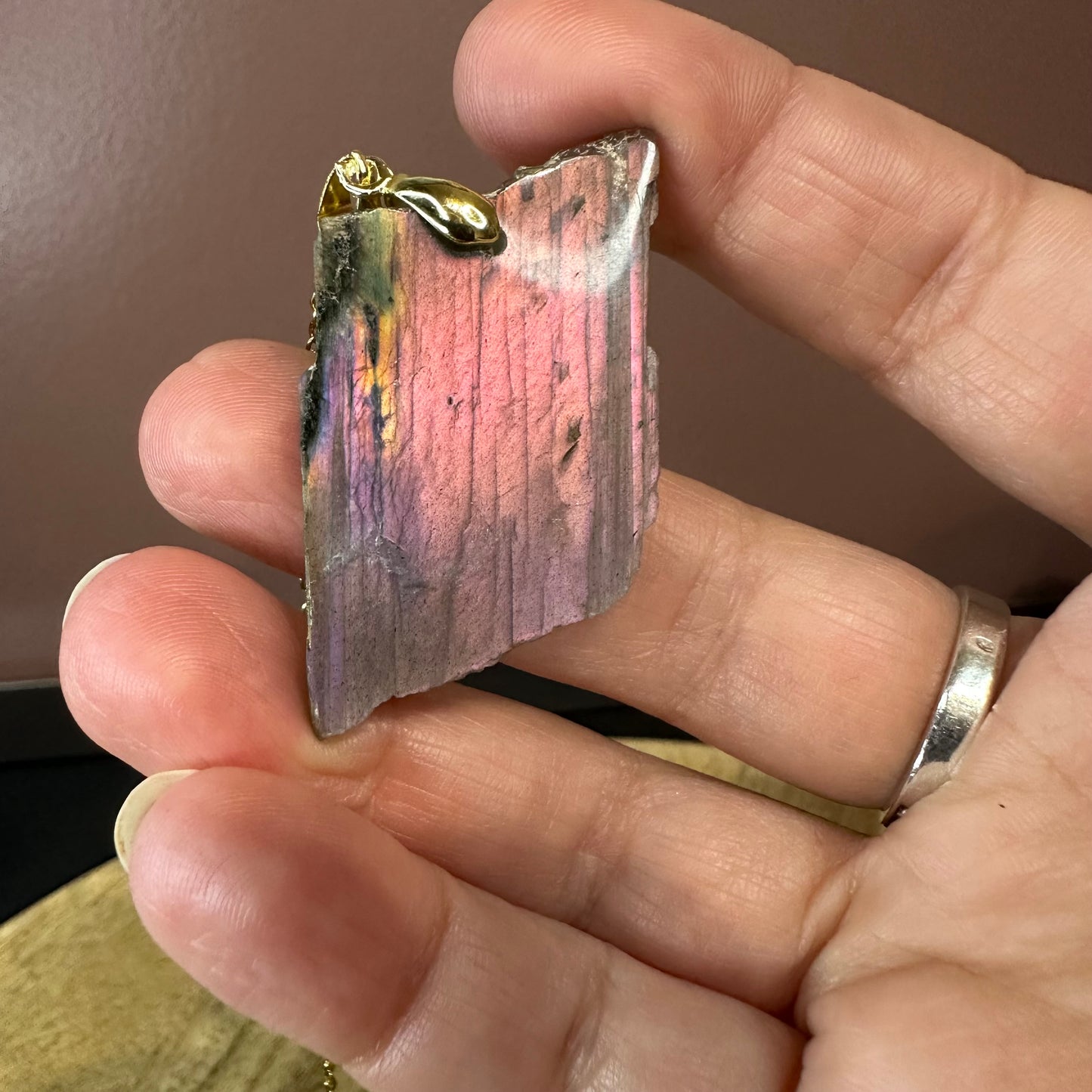 Pendentif Labradorite BRUT – Protection, Intuition et Bouclier énergétique (REF 31)