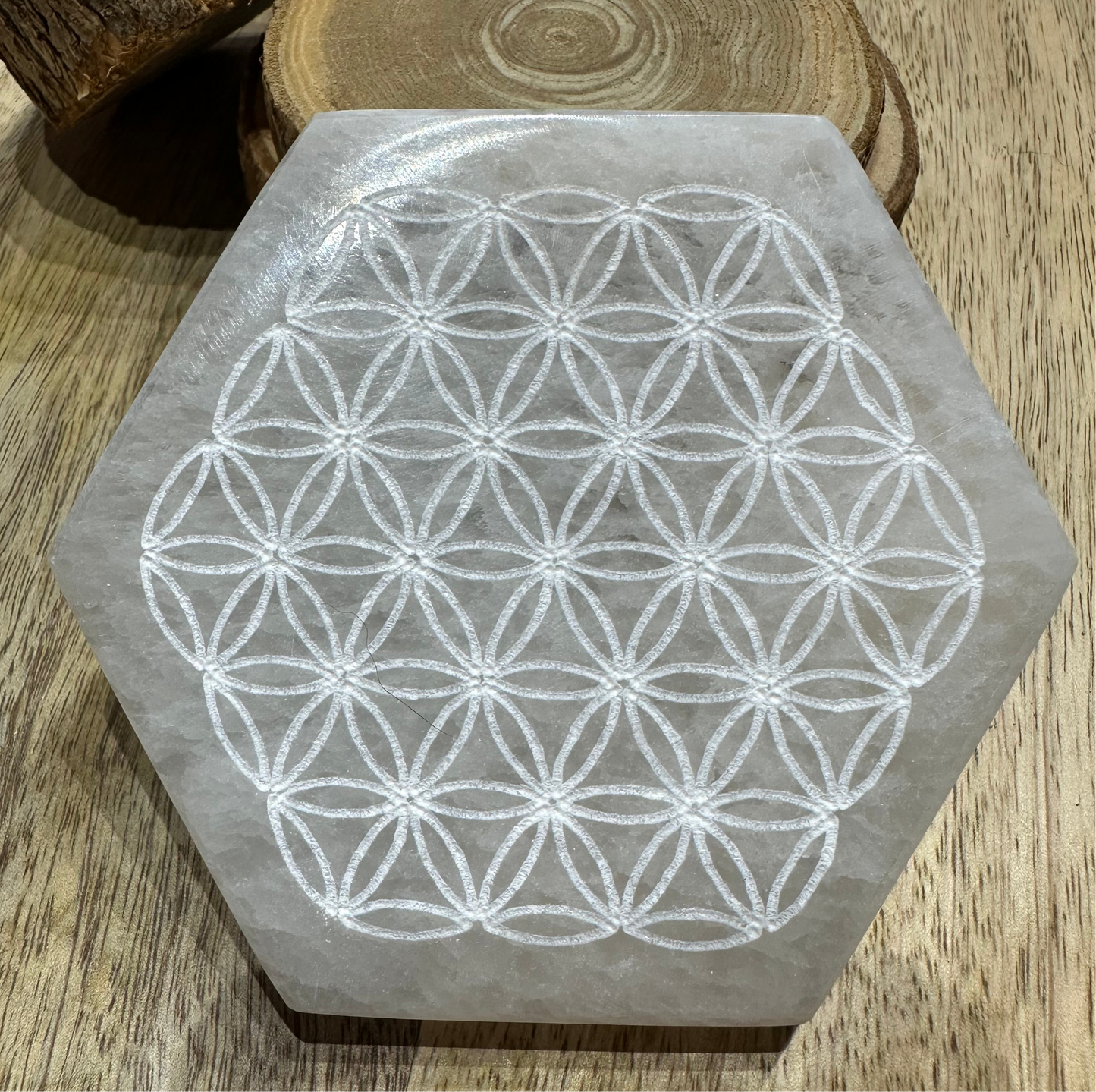 Plaque Hexagonale en Sélénite – Gravure Fleur de Vie – Purification et Harmonie énergétique