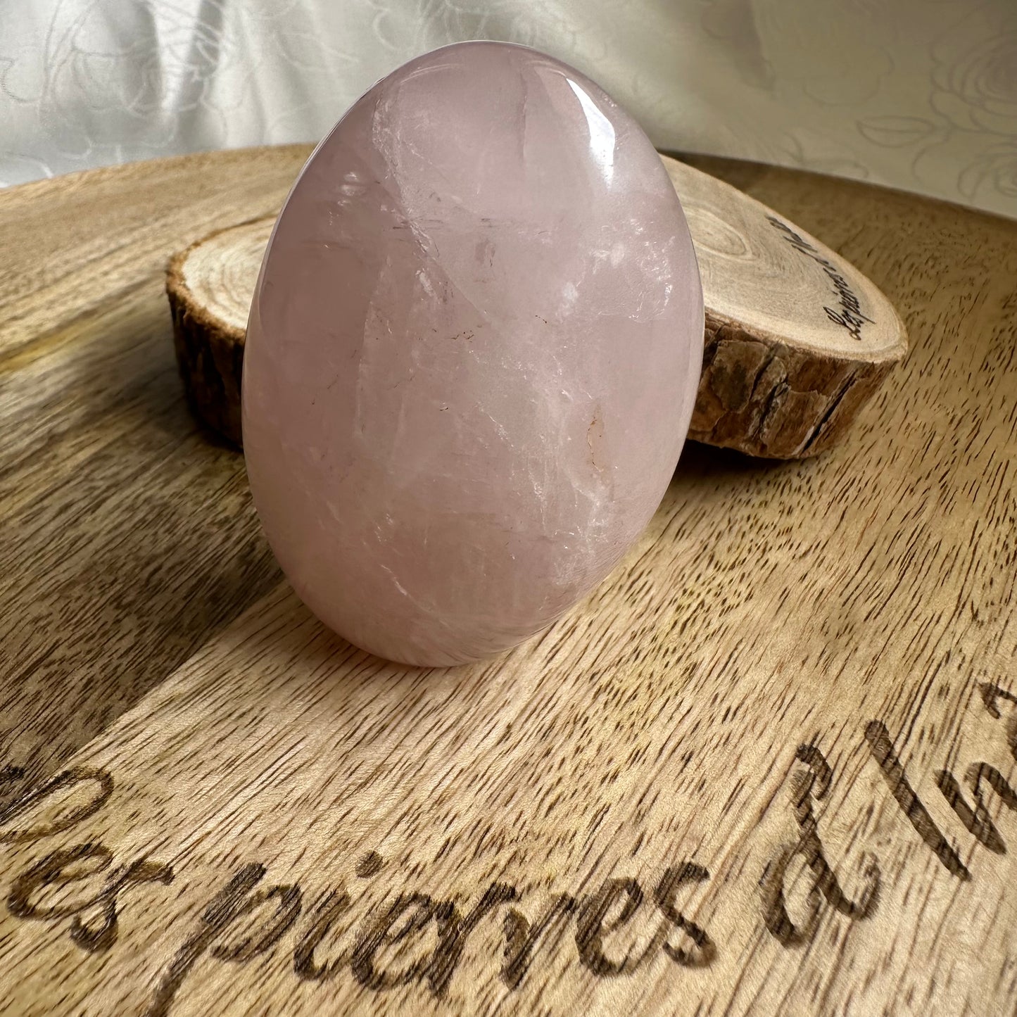 Forme Libre en Quartz Rose – Amour, Douceur et Guérison Émotionnelle