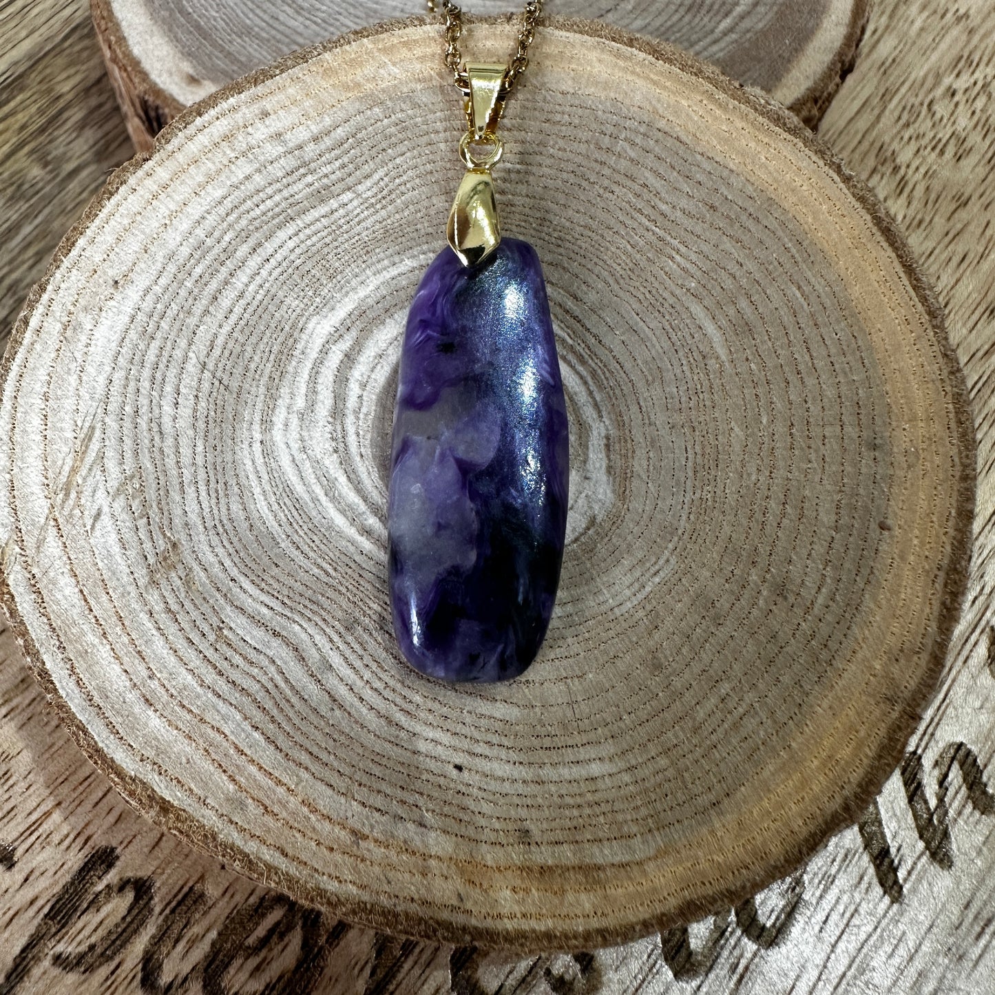 Pendentif Charoïte – Intuition, Paix Intérieure et Capacités Extrasensorielles rèf: 166