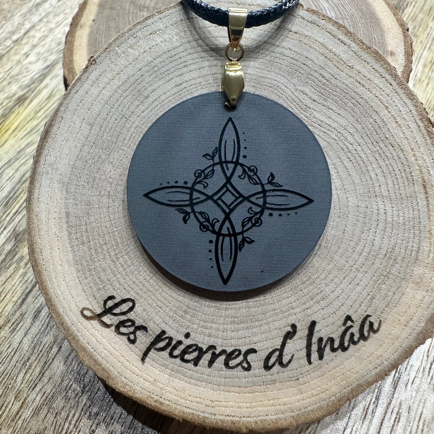 Pendentif Acrylique – Nœud de Sorcière Fleur – Symbole de protection et d’équilibre