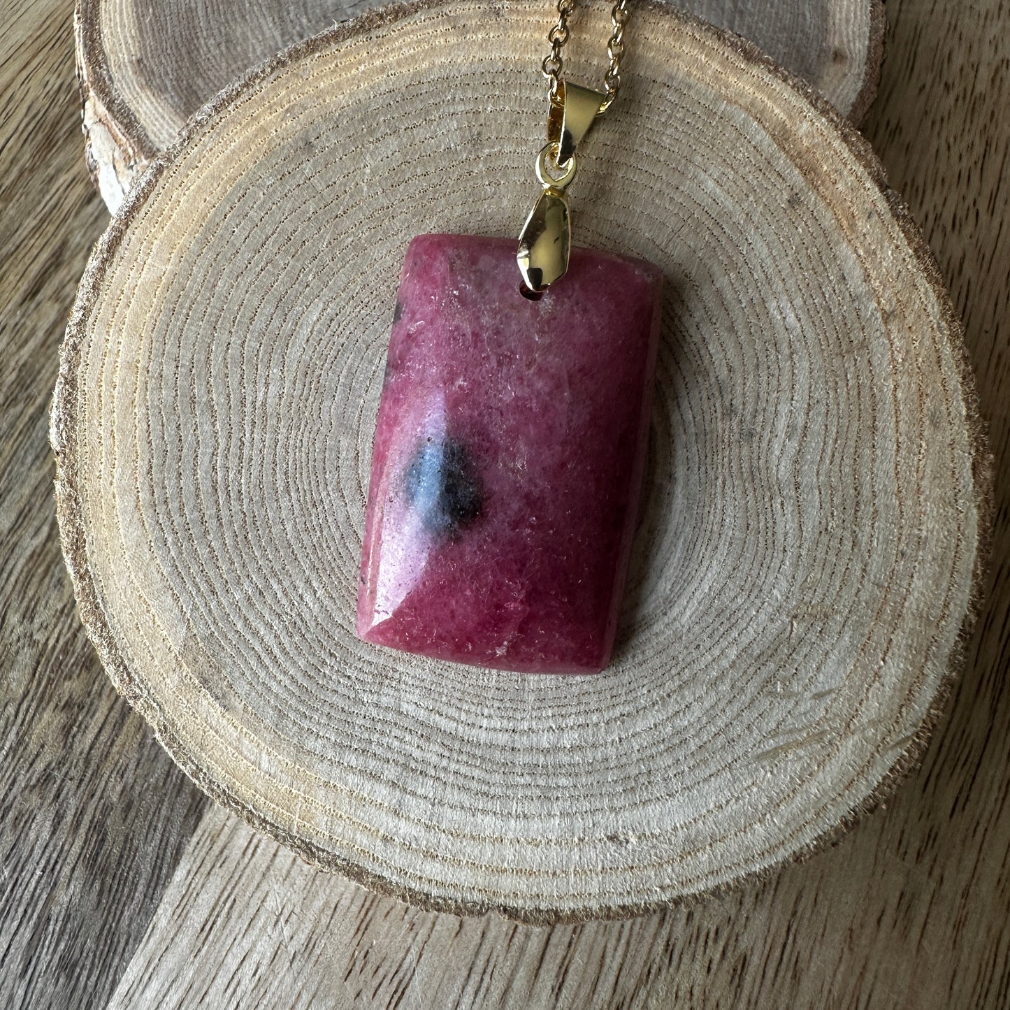 Pendentif Rhodonite – protection, apaisement, amour (Réf 140)