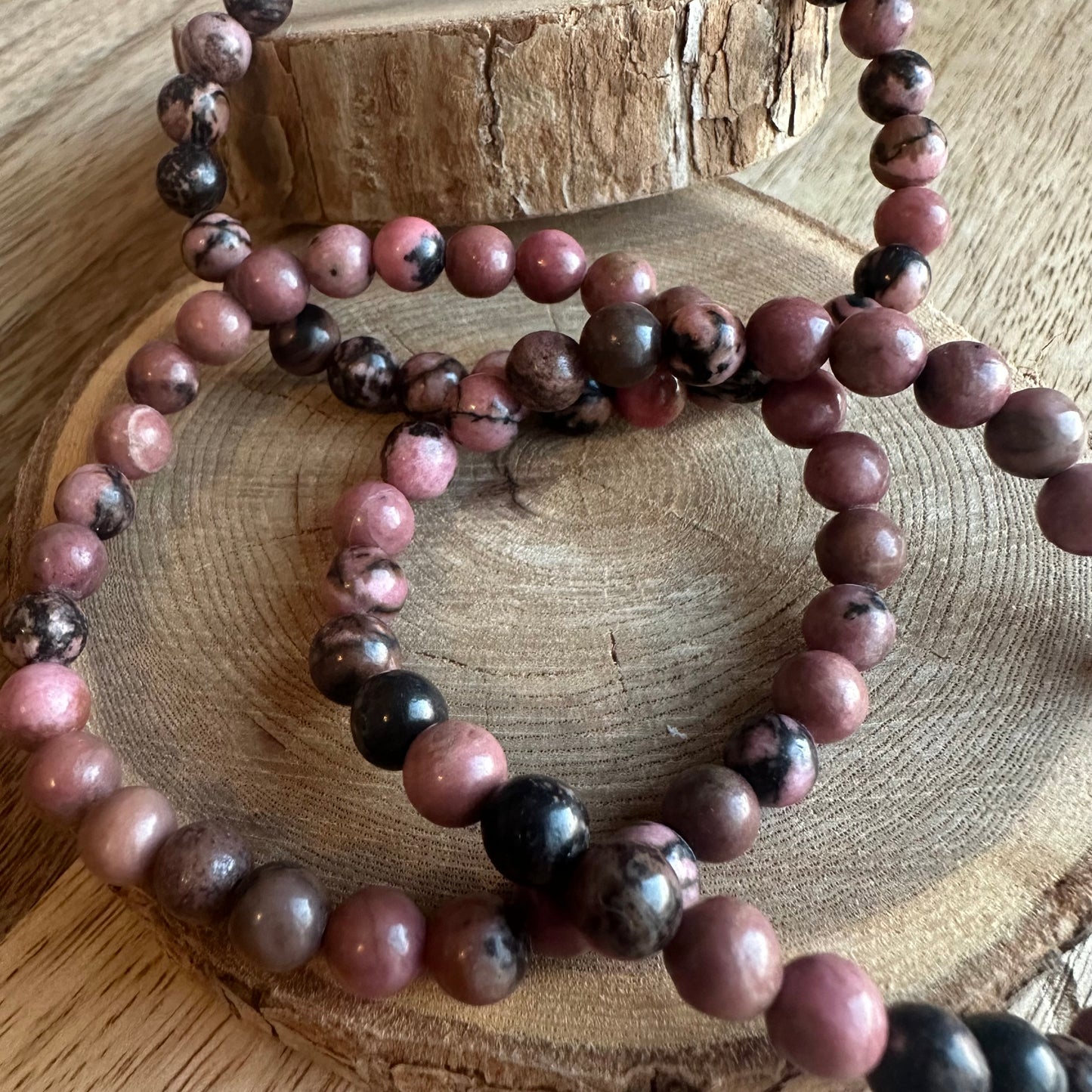 Bracelet Rhodonite 6mm – Pierre d’apaisement & protection émotionnelle