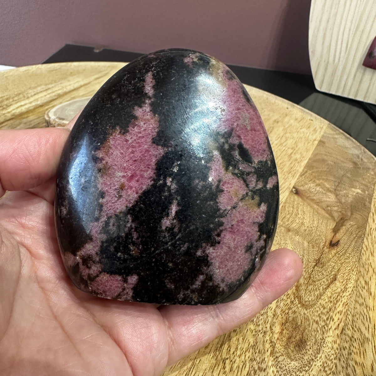 Forme libre Rhodonite – Pierre d’apaisement & protection émotionnelle - REF M41
