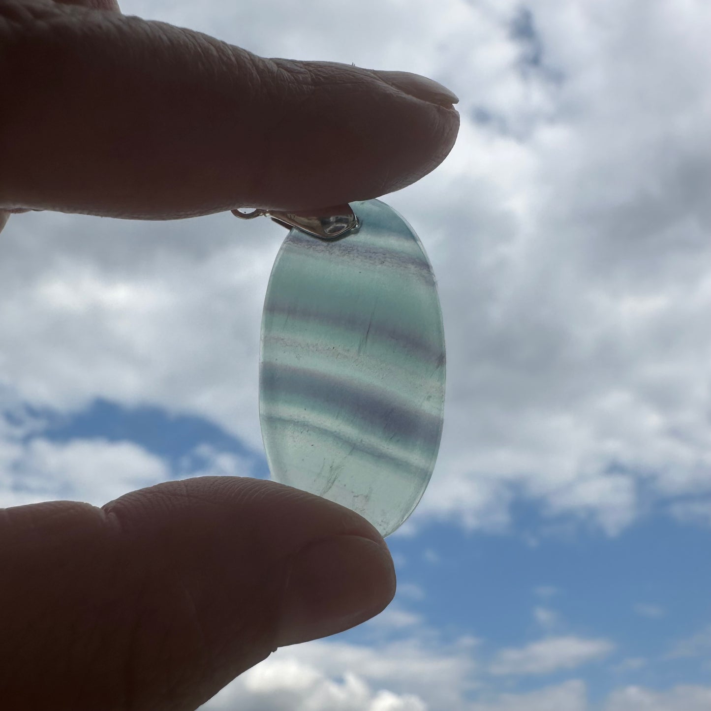 Pendentif en Fluorite multicolore – Clarté et Harmonie