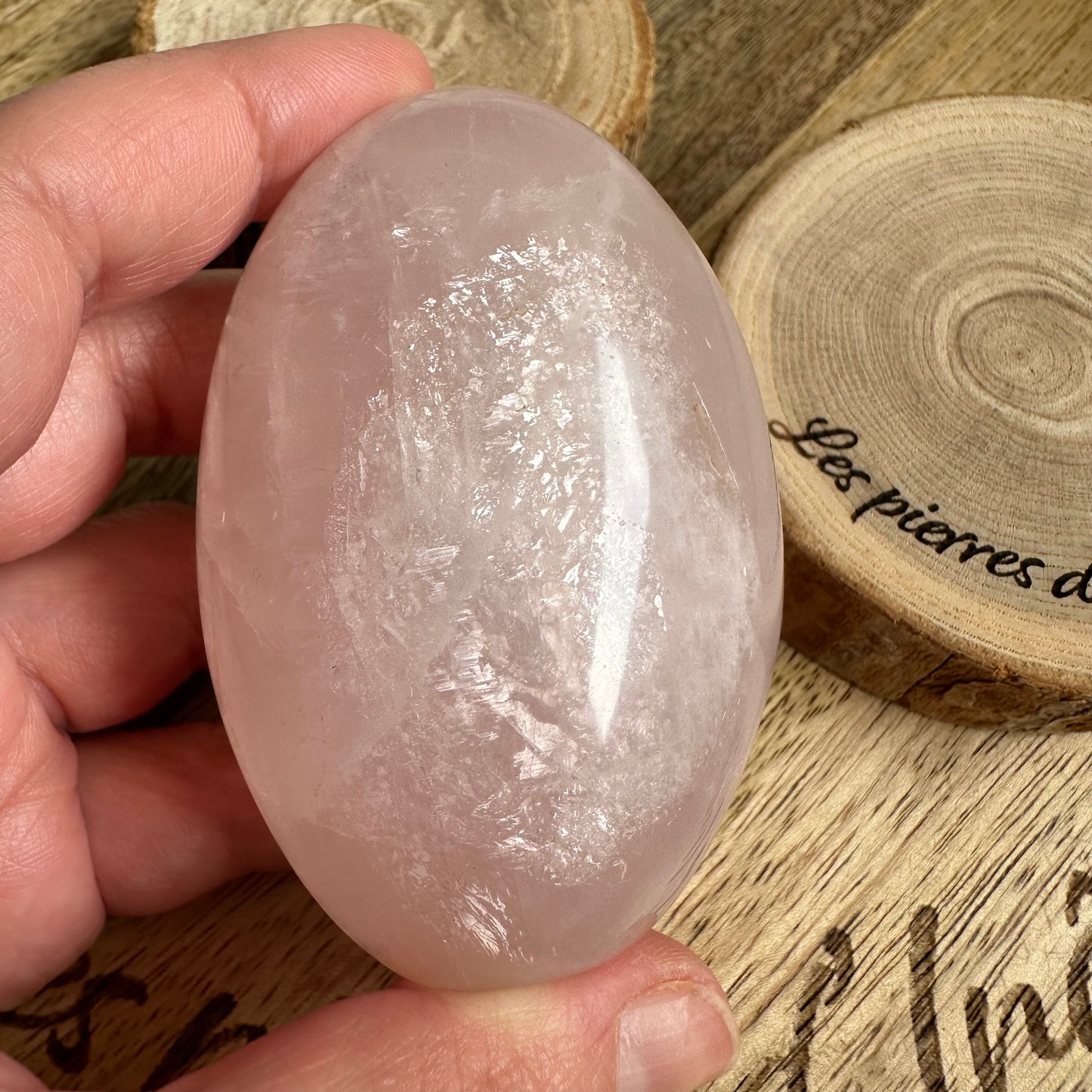 Forme Libre en Quartz Rose – Amour, Douceur et Guérison Émotionnelle