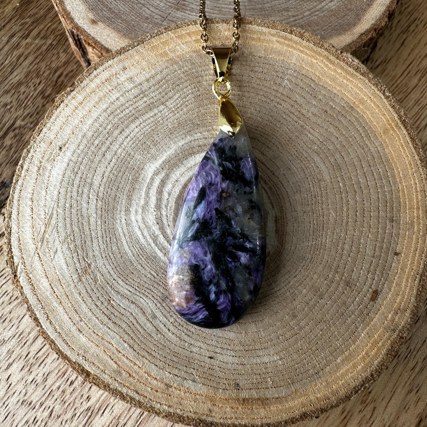 Pendentif Charoïte – Intuition, Paix Intérieure et Capacités Extrasensorielles rèf: 165