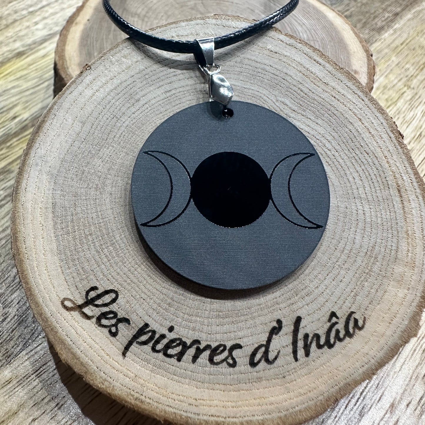 Pendentif Acrylique – La Triple Lune – Symbole de cycles, sagesse et renouveau