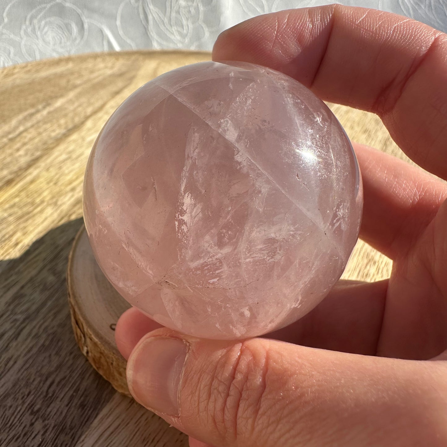 Sphère en Quartz Rose 246g – Amour, Douceur et Guérison Émotionnelle – REF 138