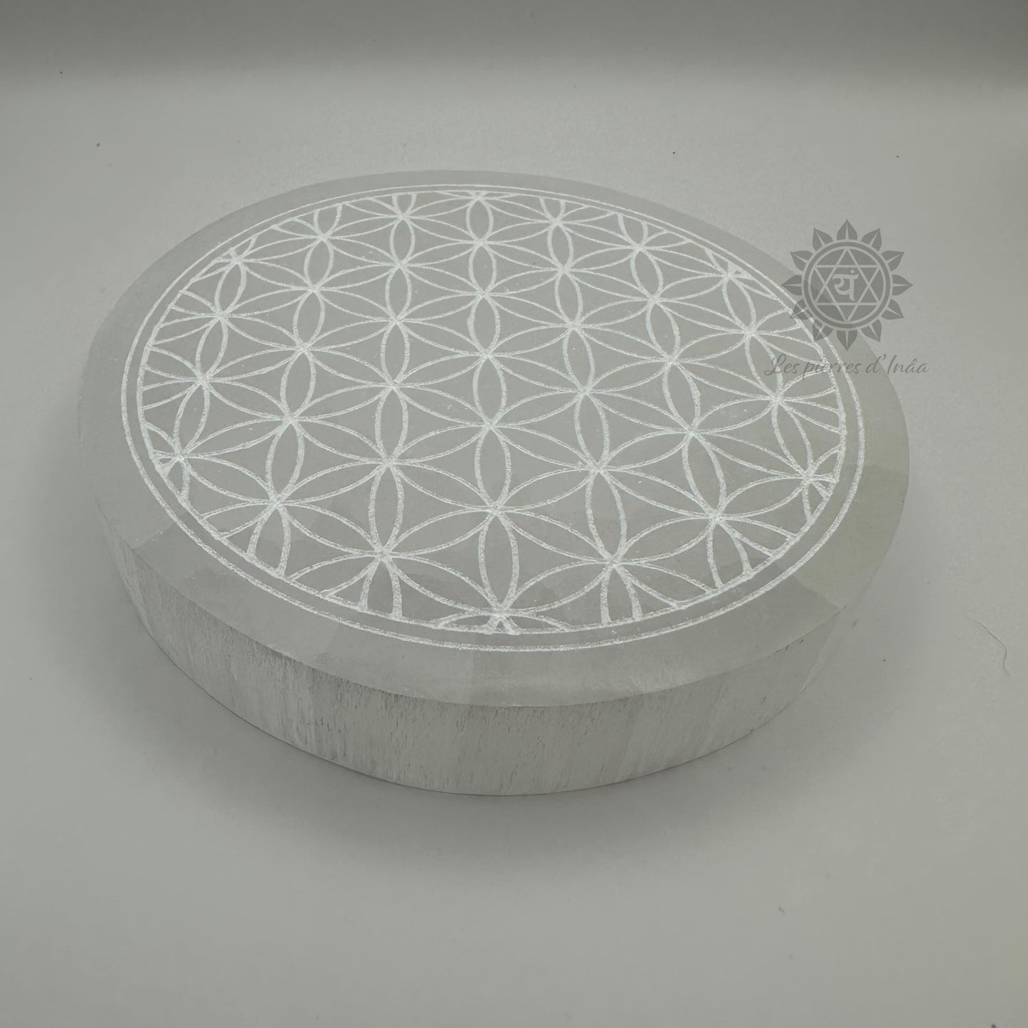 Plaque ronde en Sélénite – Gravure Fleur de Vie – Purification et Harmonie énergétique