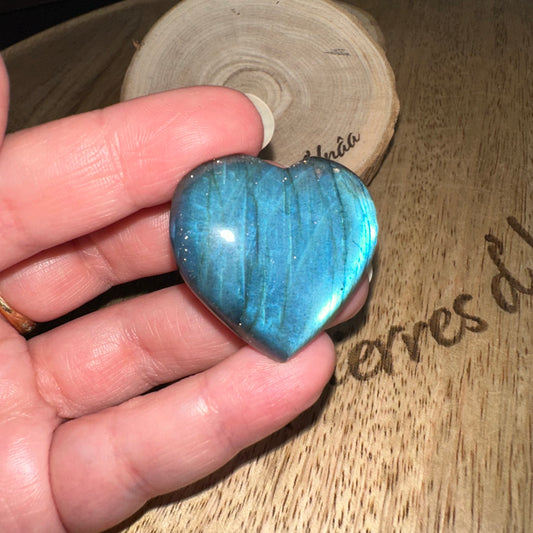 Galet coeur Labradorite – Protection, Intuition et Bouclier énergétique (REF 368)