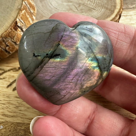 Galet coeur Labradorite – Protection, Intuition et Bouclier énergétique (REF 226)