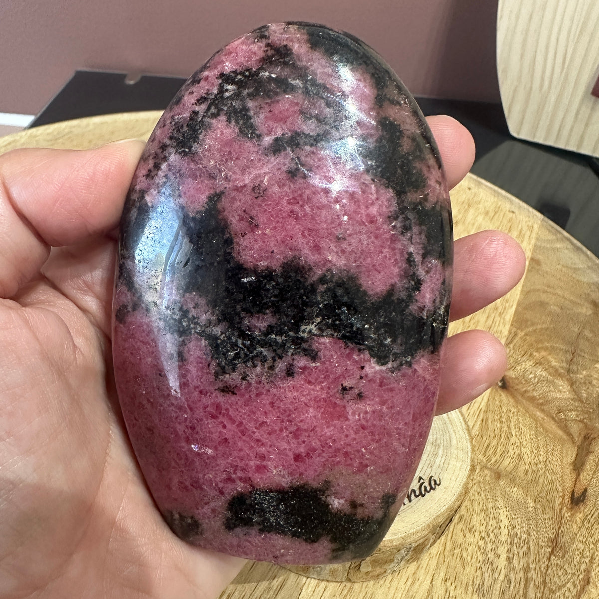 Forme libre  Rhodonite – Pierre d’apaisement & protection émotionnelle - REF M10