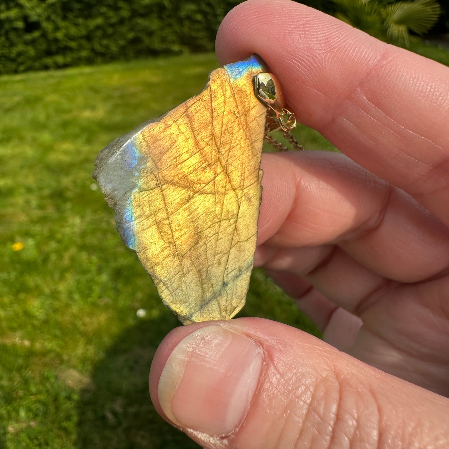 Pendentif Labradorite BRUT  – Protection, Intuition et Bouclier énergétique (REF 102)