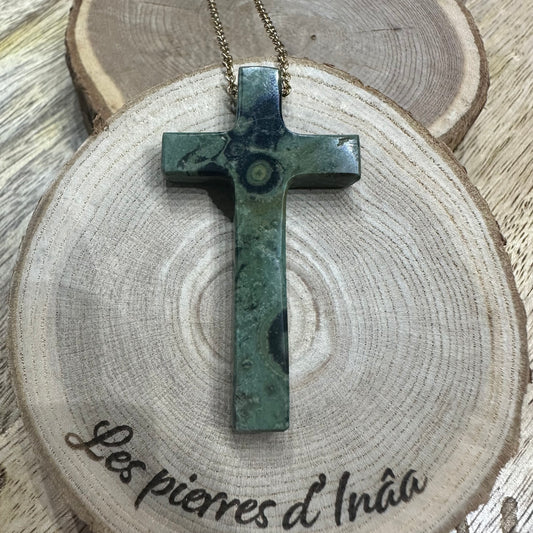 Pendentif croix Jaspe Kambaba – Ancrage, stabilité émotionnelle et résilience intérieure