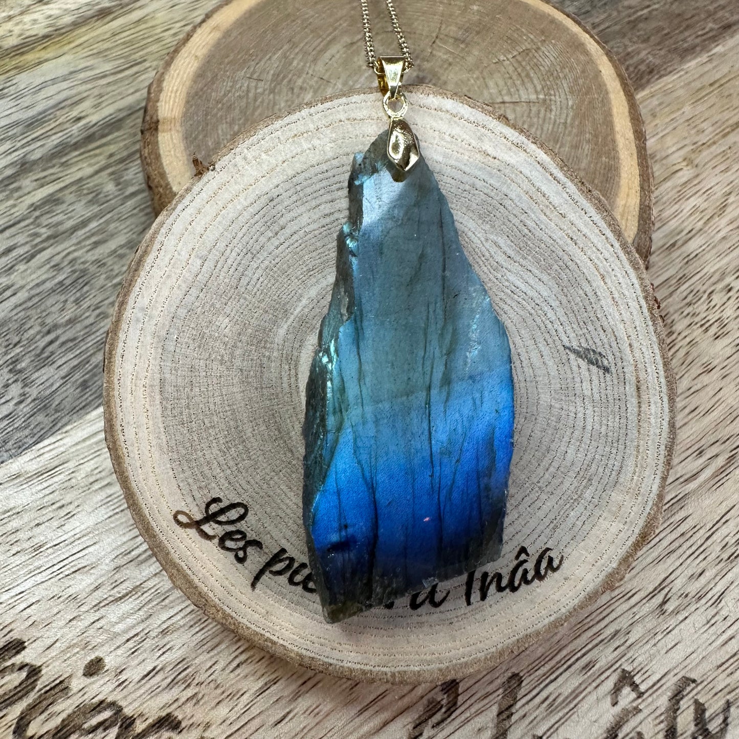 Pendentif Labradorite BRUT  – Protection, Intuition et Bouclier énergétique (REF 240)