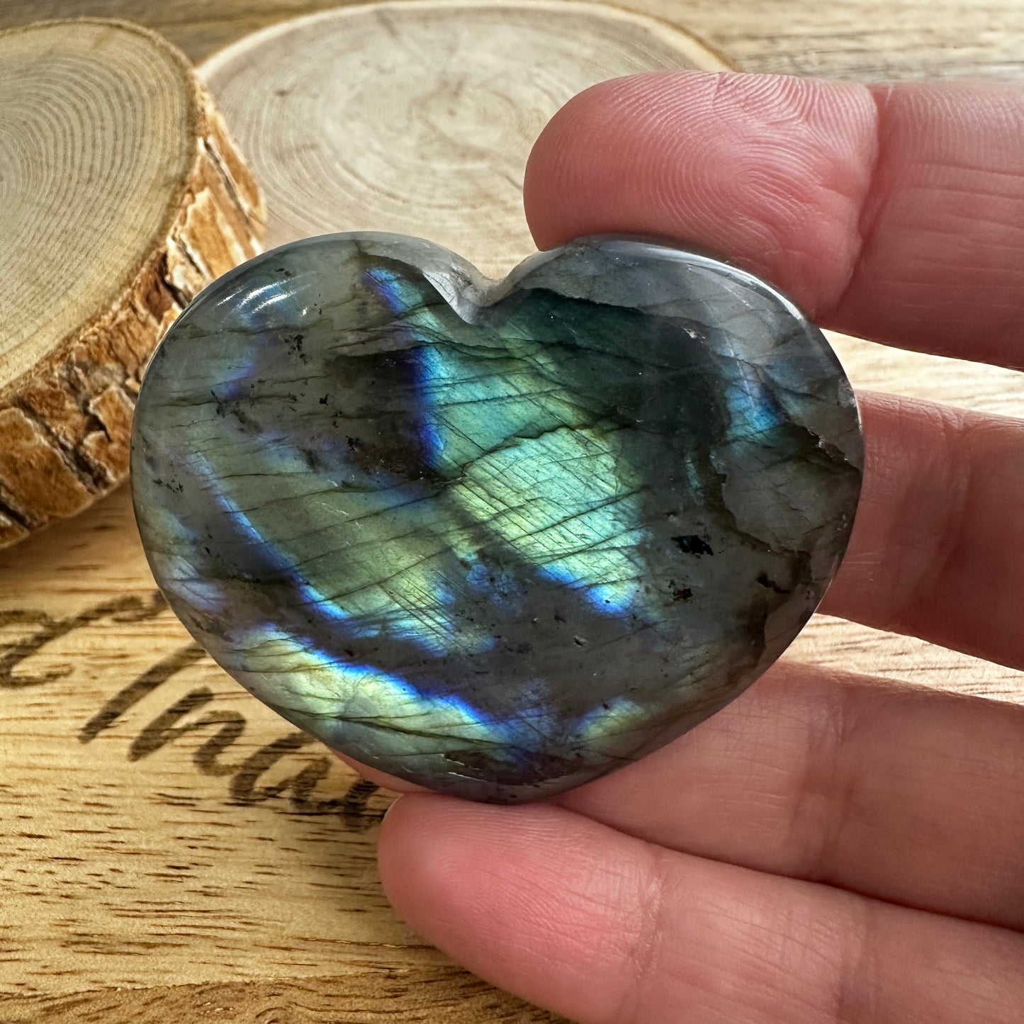 Galet coeur Labradorite – Protection, Intuition et Bouclier énergétique (REF 227)