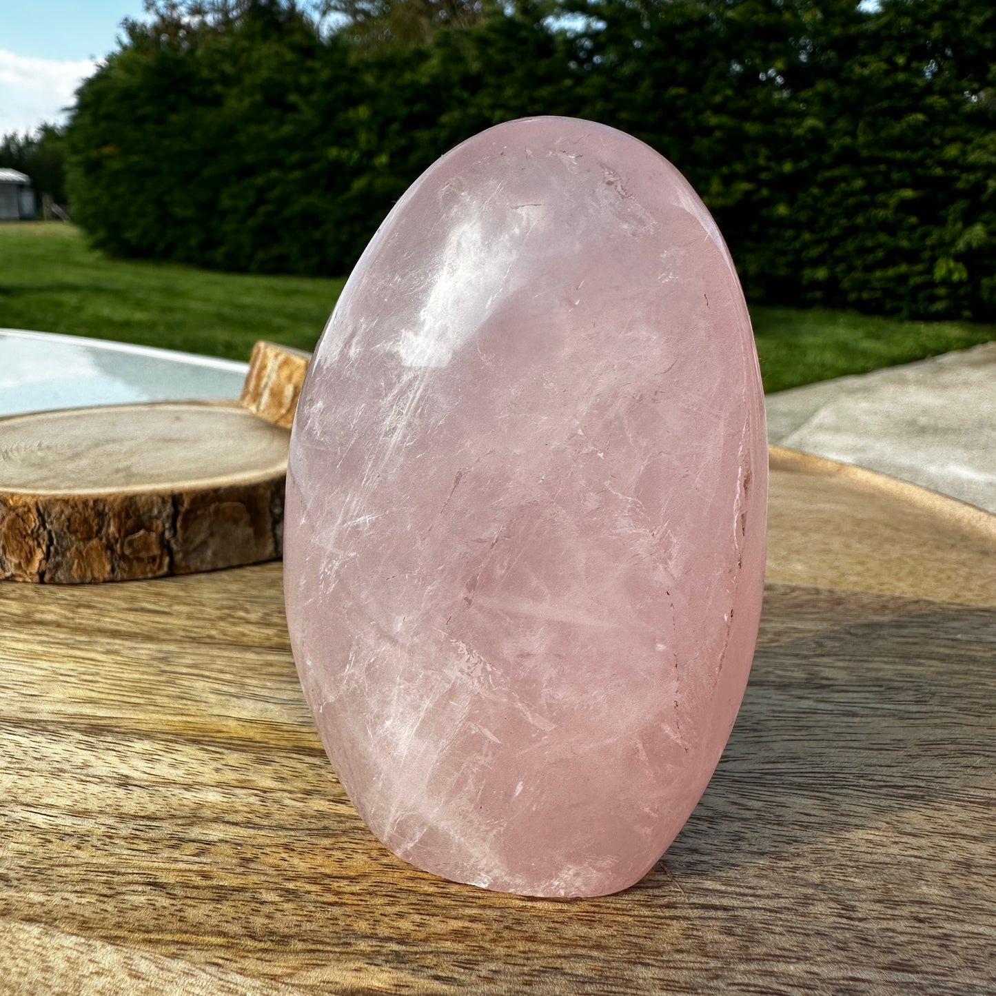 Forme Libre en Quartz Rose – Amour, Douceur et Guérison Émotionnelle (Rèf 182)