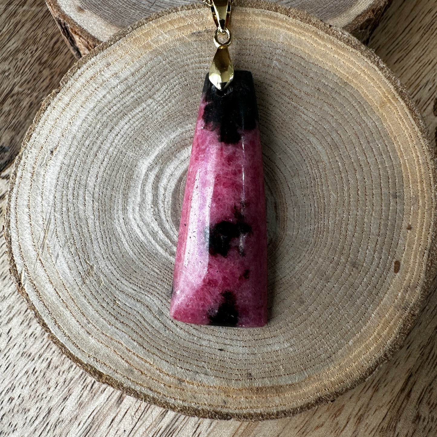 Pendentif Rhodonite – protection, apaisement, amour rèf: 139