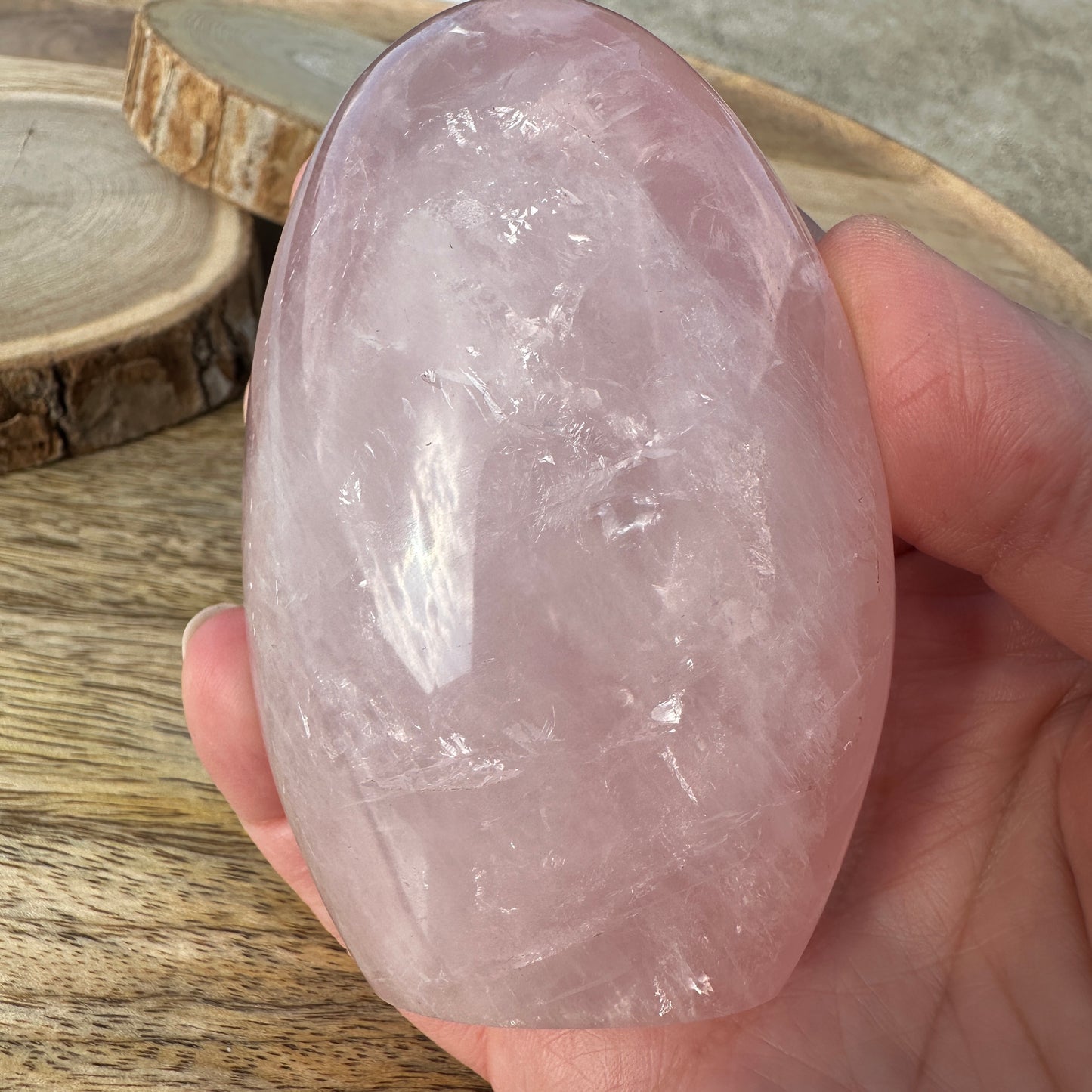 Forme Libre en Quartz Rose – Amour, Douceur et Guérison Émotionnelle (Rèf 182)
