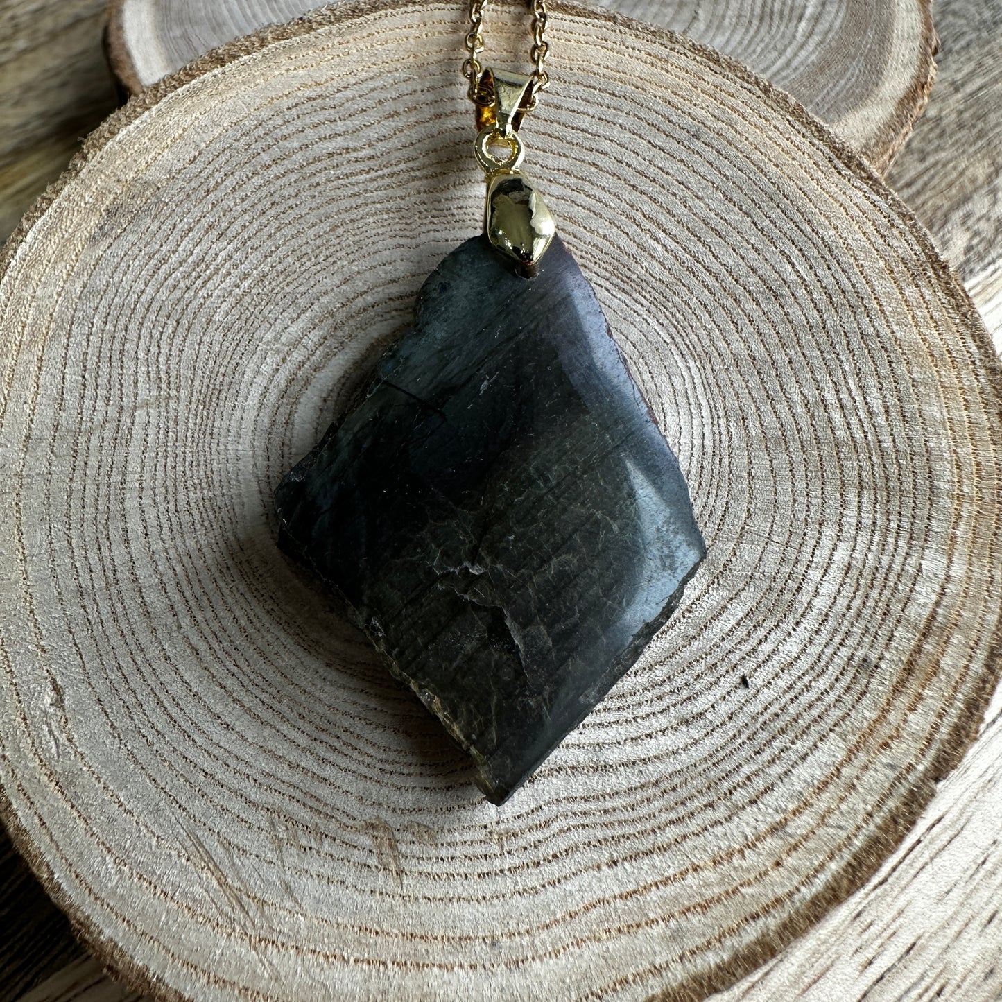 Pendentif Labradorite BRUT  – Protection, Intuition et Bouclier énergétique (REF 213 )