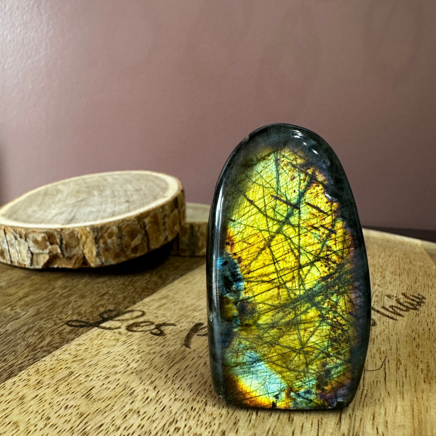Forme Libre Labradorite – Protection, Intuition et Équilibre Émotionnel – REF 234 (86 g)