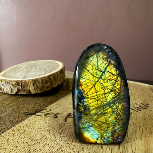 Forme Libre Labradorite – Protection, Intuition et Équilibre Émotionnel – REF 234 (86 g)