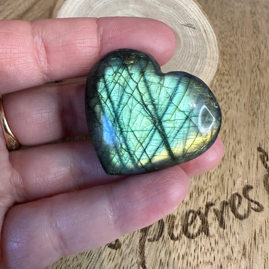 Galet coeur Labradorite – Protection, Intuition et Bouclier énergétique (REF 11)