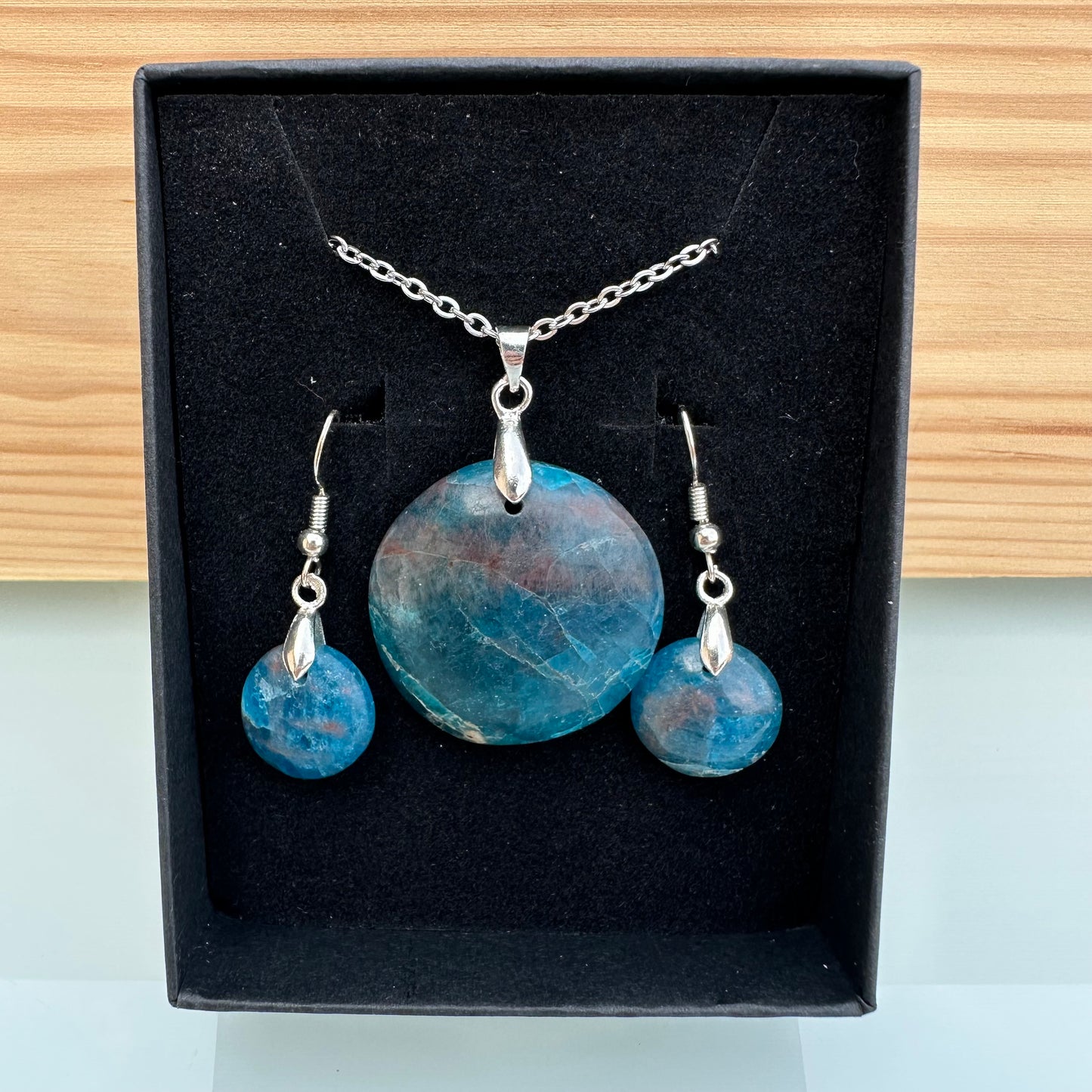 Parure Apatite Bleue – Boucles d’oreilles & Pendentif (Réf. 239)