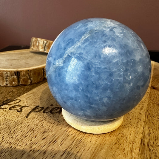 Sphère Calcite Bleue avec socle – Apaisement & protection énergétique (Réf. 45) 512gr