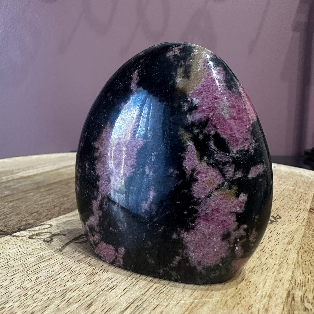 Forme libre  Rhodonite – Pierre d’apaisement & protection émotionnelle - REF M41
