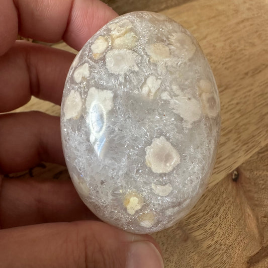 Galet Agate Fleur de Cerisier – Douceur, apaisement et positivité – REF 201 (102 gr)
